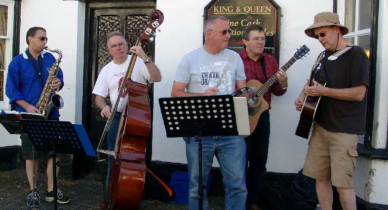 Buskers low-res.JPG (47254 bytes)